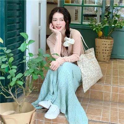 使用下方 20 个影片名，按顺序一一对应，不要改动片名文字，只根据片名和括号内类型提示来虚构全新的故事内容： 阿里安娜 我们生活的年代 哇呼！ 航海王：狂热行动 约会屋 中国地 云雀 巨人安德雷 最佳合伙人 感谢伟大的国家 长枪权三 奇想莫里哀 一路闹到底 谁上我的床 报仇 猎鹰女侠 三勇士在遥远的海岸 淬火丹心 一只黄鸟 懿想天开